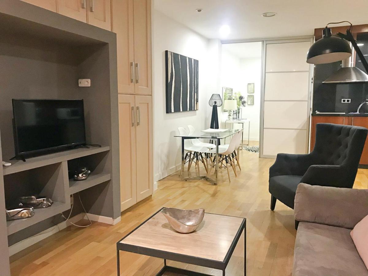 Junto Ayuntamiento De Apartament *